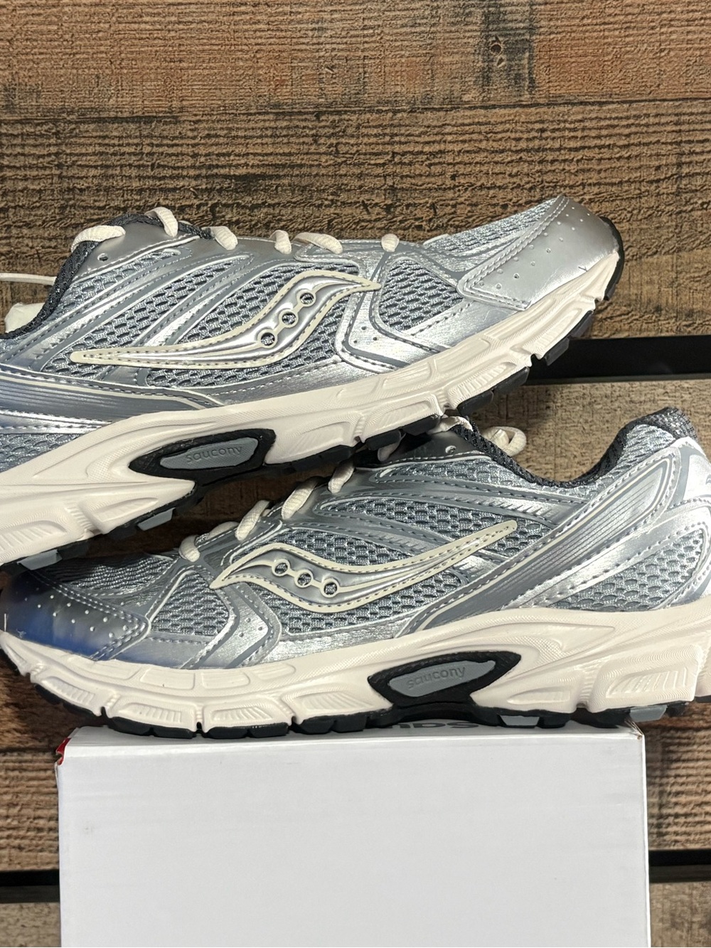 Saucony Silver and White Mesh Running Shoes women’s 8.5 and men’s 7 unisex color